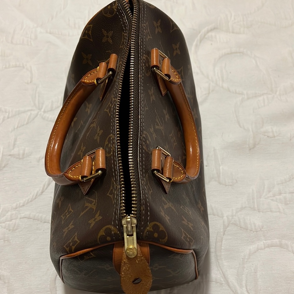 Cute Louis Vuitton speedy, clean inside, comes keys and lock as well